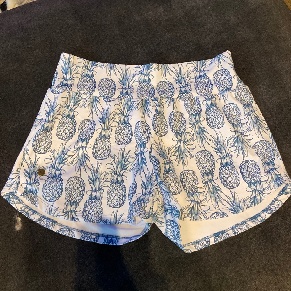White pineapple runners